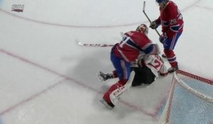 Ce gardien de Hockey se défoule sur un joueur !! NHL