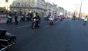 Les Motards-Pères Noël bordelais sont sur les quais pour apporter des cadeaux à des enfants malades