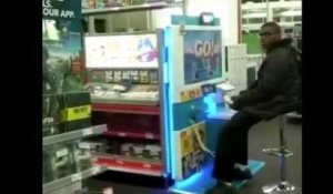 Des employés d'un Best Buy achètent une Wii U à un enfant