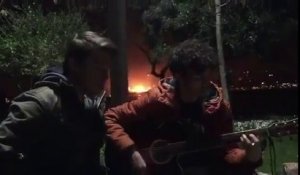 Explosion d'Istanbul filmée derrière des musiciens dans un parc de nuit