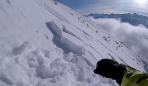 Il déclenche une avalanche en ski du haut d'une montagne !
