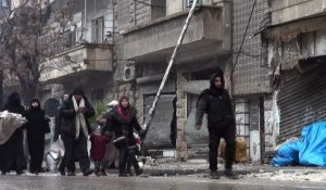 Des civils quittent un quartier rebelle d'Alep-Est