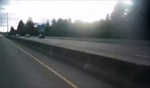 Caméra embarquée du motard qui atterrit sur le coffre d'une voiture pendant un crash
