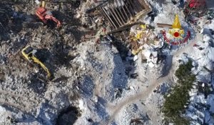 L’hôtel dévasté en Italie filmé par un drone une semaine après l’avalanche
