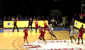 Coup d'épaule d'un entraîneur pendant un match de basket