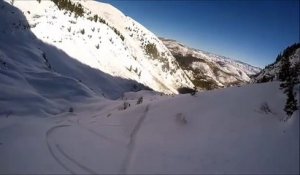 Un skieur se fait surprendre par une falaise en faisant du hors piste