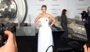 Jennifer Lawrence arrive à l'avant-première mondiale de "Passengers"