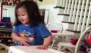 Une petite fille a la meilleure technique pour attraper son petit frère !