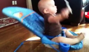 Ce bébé est un futur champion de gym, c'est sur!