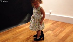 Elle a trouvé les chaussures de Flamenco de maman et se met à danser comme elle. Adorable...