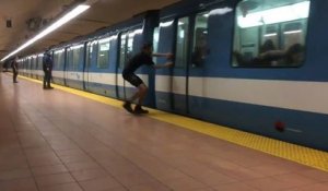 Un homme contrôle le métro