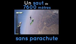 Il effectue un saut de plus de 7600 mètres sans parachute.