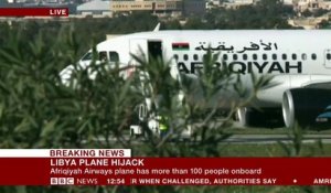 Détournement d'un avion vers Malte: 109 personnes libérées, les assaillants seuls avec des membres de l'équipage