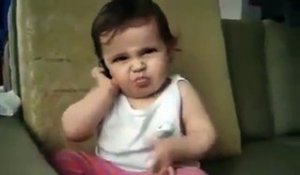 Un bébé se moque de sa mère en l'imitant quand elle est au téléphone