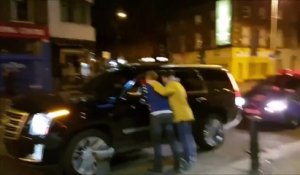 Ils imitent le boxeur Conor McGregor dans les rues de Dublin et devinez qui s'arrete en voiture...