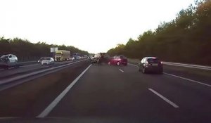 Une Tesla détecte un ralentissement et évite un accident