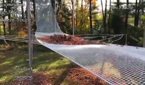 Une trapéziste réalise un incroyable saut sur un filet de protection rempli de feuilles mortes
