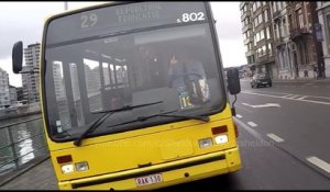 Un scooter n'est pas content qu'un bus lui coupe la route en Belgique.