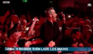 La réaction de Robbie Williams après avoir touché les mains de ses fans fait le buzz ! Regardez