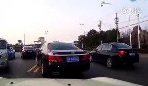 Un chauffard se venge d'une femme qui lui a forcé le passage - Vilain road rage