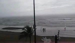 Une jeune femme se fait foudroyer sur une plage