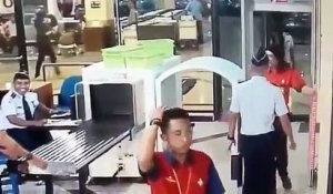 Un pilote d’avion filmé totalement bourré à son passage au contrôle d'un aéroport !