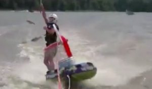 Un homme pêche en faisant du Wakeboard !