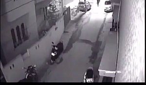 Deux hommes en scooters molestent une femme à Bangalore