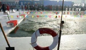 Chine : des nageurs bravent le froid lors du festival de glace
