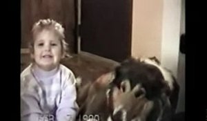 Cette maman invite sa fille à sourire pour la photo, mais la réaction du chien l’explose de rire !