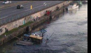 Valence : une peniche remplie de charbon coule dans le...