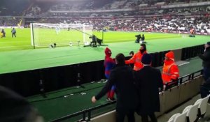 Spiderman envahit le stade pendant West ham - Manchester City