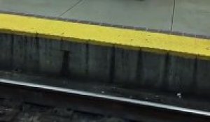 Deux hommes se battent sur la quai du métro mais finissent par faire la paix...