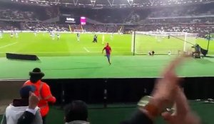 Deux supporters pénètrent sur un stade pendant un match de foot déguisé en spiderman !