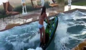 Une fille fait du jet ski dans sa piscine