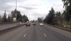 Un motard finit sur le coffre d'une voiture après un accident