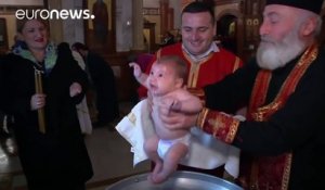 Regardez comment on baptise les bébé en Georgie... En mode manège de fou la tête sous l'eau