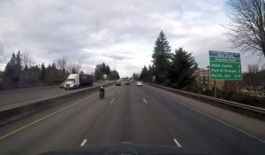 Un motard finit sur le coffre d’une voiture après l’avoir percuté !
