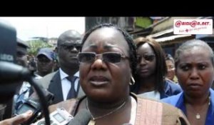 Attecoubé: la ministre de la famille Anne Ouloto sur le lieu de l'effondrement de l'immeuble