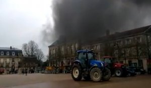 Lunéville : les agriculteurs ont déversé des pneus devant la permanence du député Jacques...