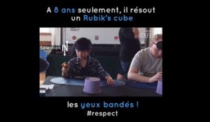 Résoudre un Rubik's cube les yeux bandés : pas un problème pour cet enfant