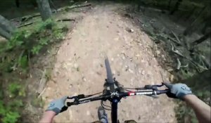 Il se prend une énorme gamelle en VTT... Violent