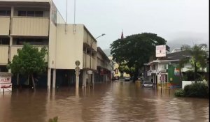 Inondation, quand le surf s'invite dans les rues de Papeete à Tahiti