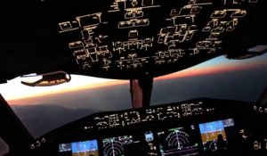 Coucher de soleil vu du cockpit d'un avion de ligne : magnifique