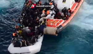 Sauvetage d'un bateau de migrants par les gardes-côtes italiens