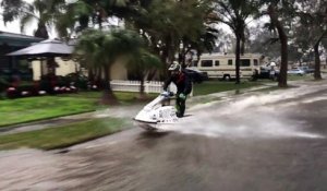 Un homme fait du jet-ski sur une route inondée !