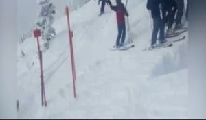 Un skieur fait un saut de géant en s'élançant d'une falaise