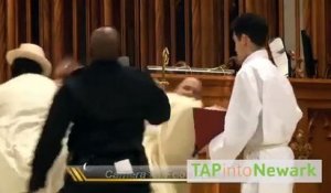 Un homme frappe un évêque en pleine messe