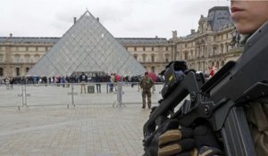 Paris : un homme, armé d'une machette, attaque des militaires