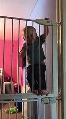 A 21 Mois Ce Bebe Escalade Une Double Barriere De Securite Tel Un Acrobate Sur Orange Videos